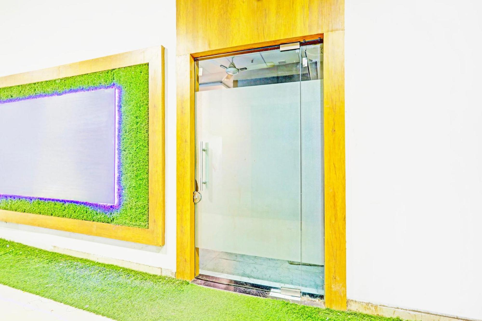 Super Collection O Adajan Formerly Hotel Western Inn Surat Bagian luar foto